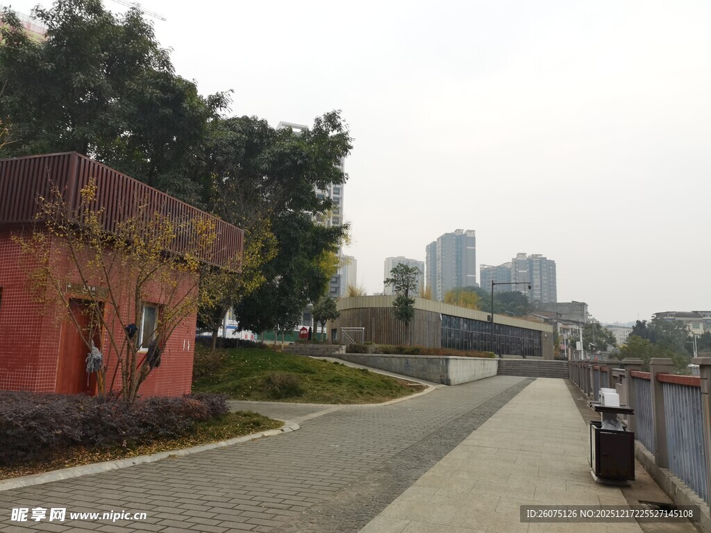 城市中宁静的步道景观