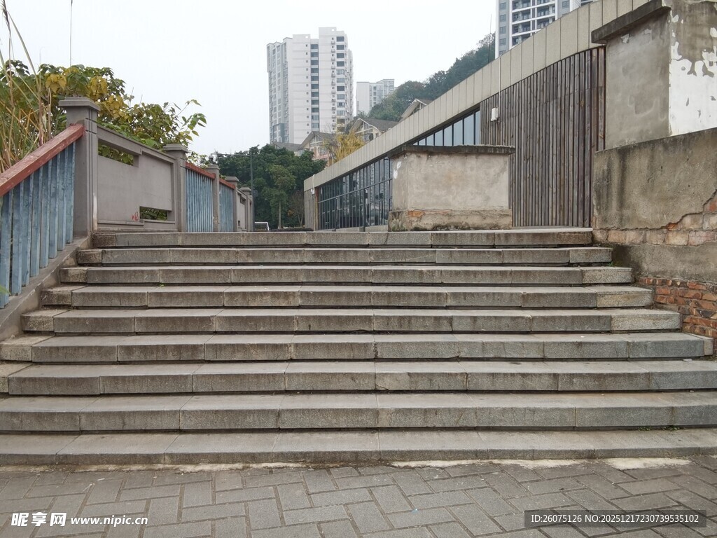 城市中安静的石阶步道