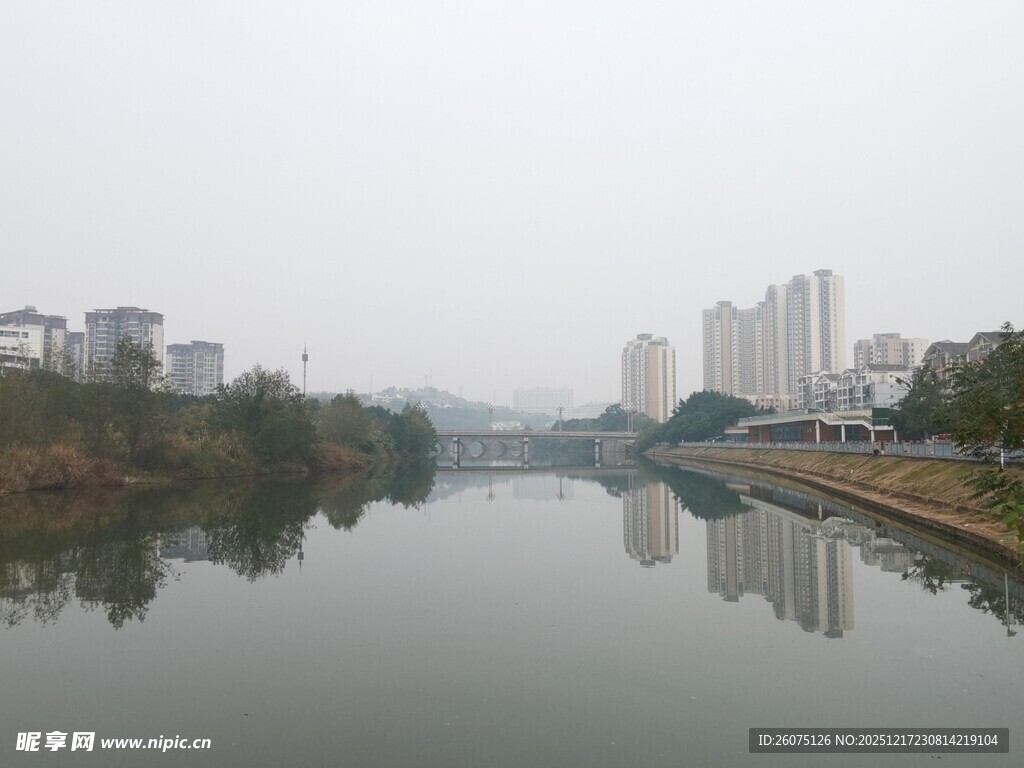城市河畔风光