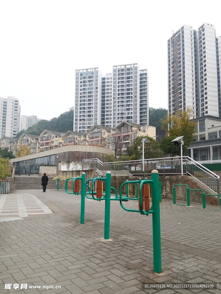 城市户外健身设施与高楼