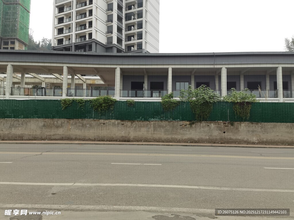 城市道路旁的在建建筑