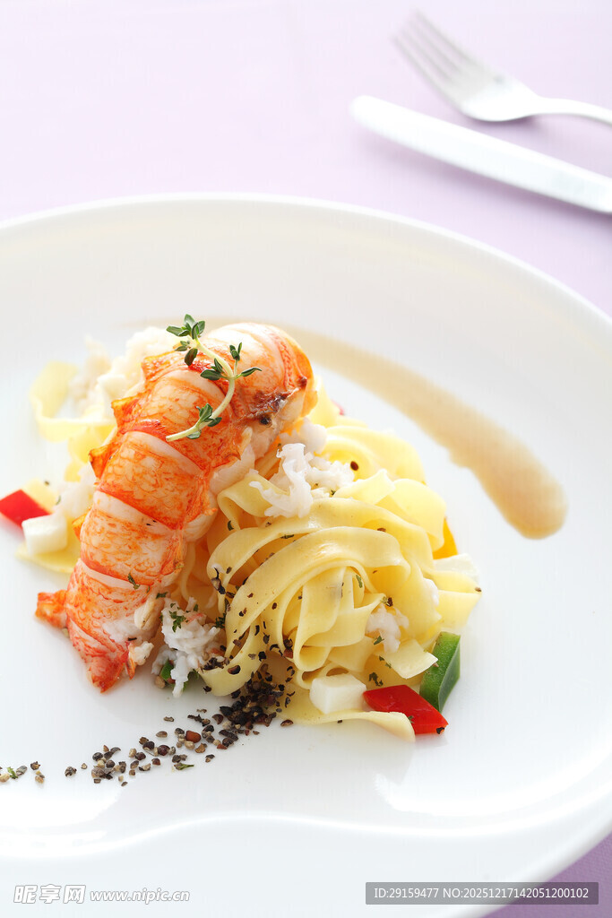 美味虾仁意面摆盘精致