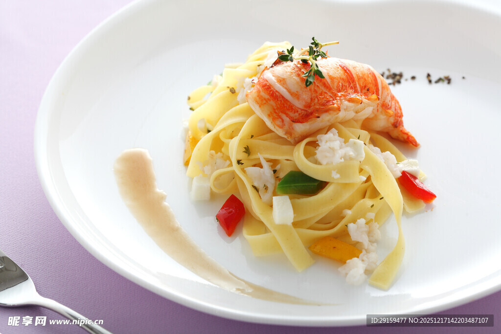 虾仁意面摆盘精致美食