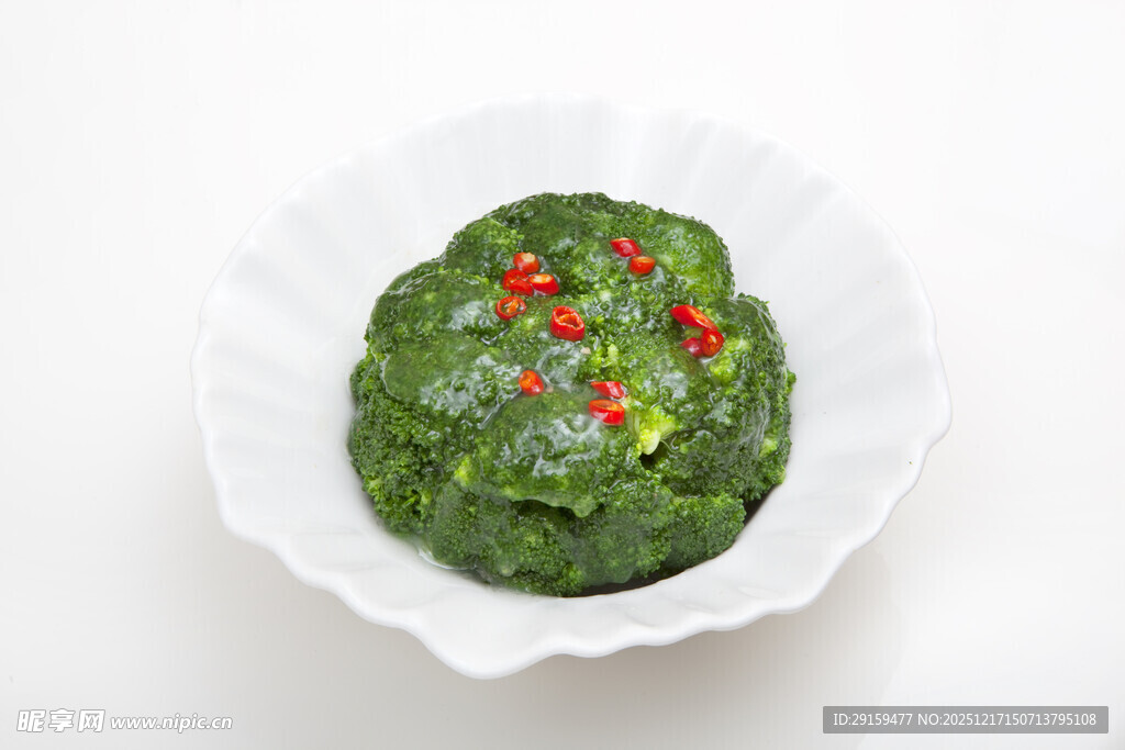 绿色蔬菜泥点缀多彩配料