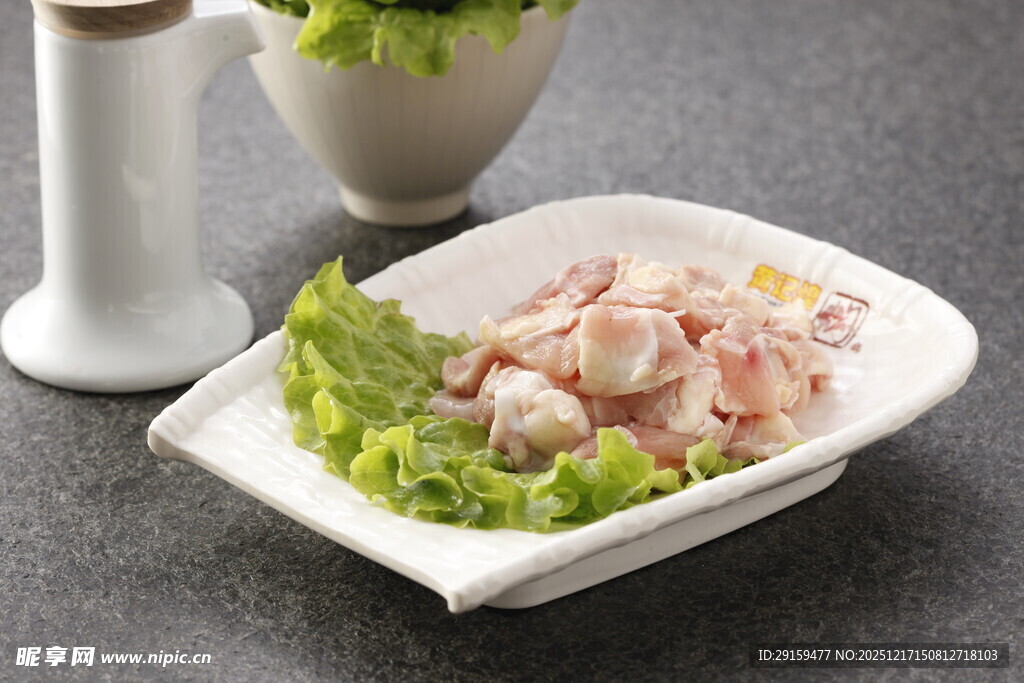 新鲜生鱼片摆盘