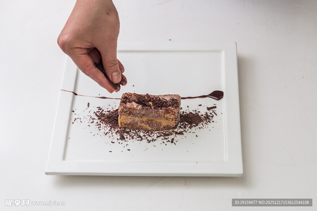 手作巧克力装饰美味蛋糕