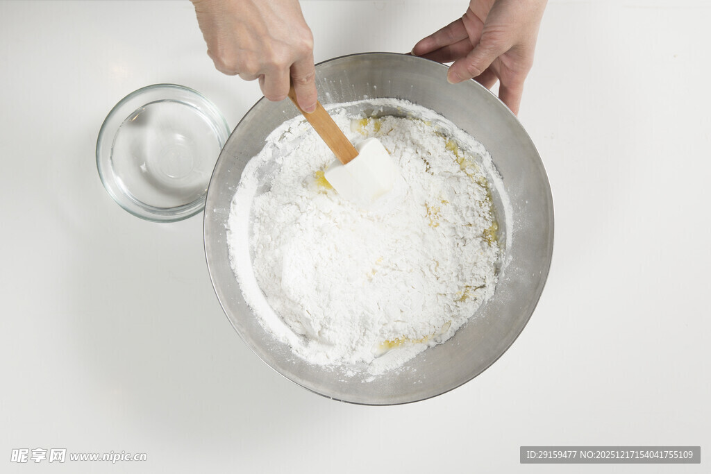 手工搅拌面粉场景