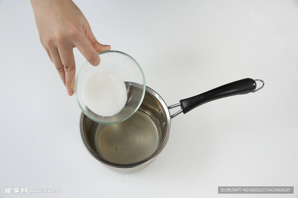 手往锅中倒白色粉末