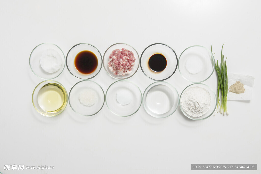 多样烹饪调料整齐摆放