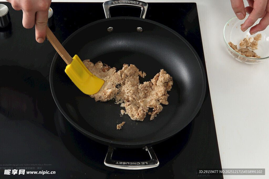 锅中翻炒食材的烹饪场景