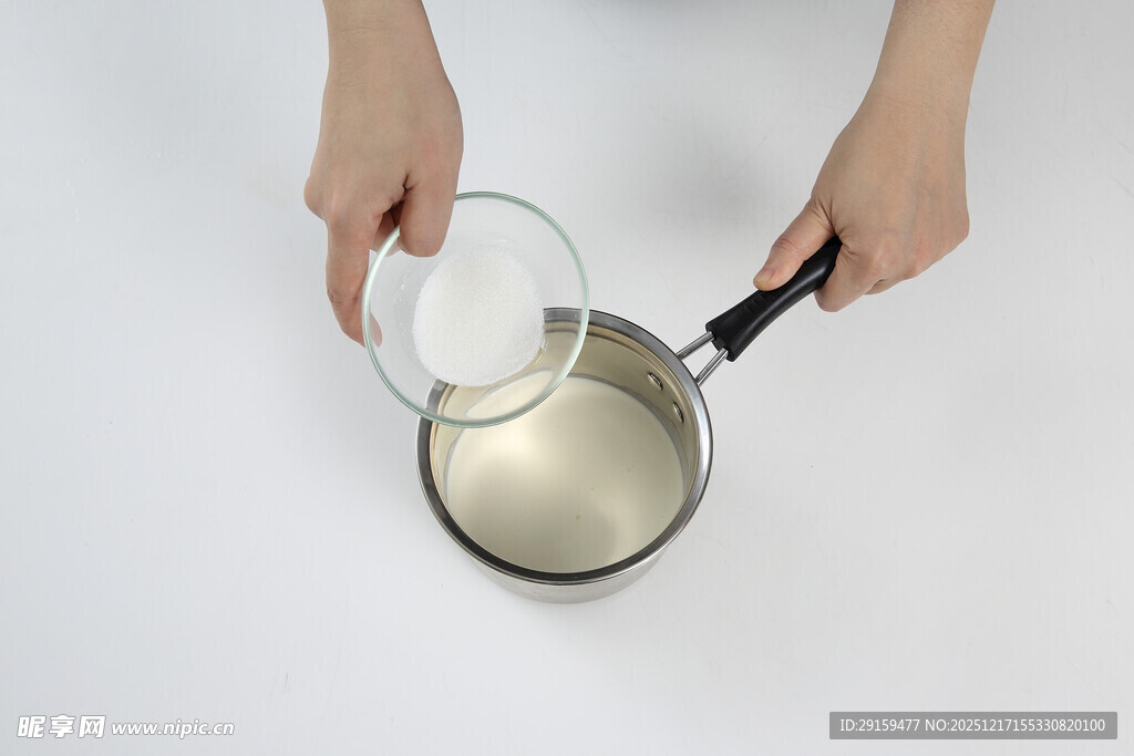 双手锅中倒食材