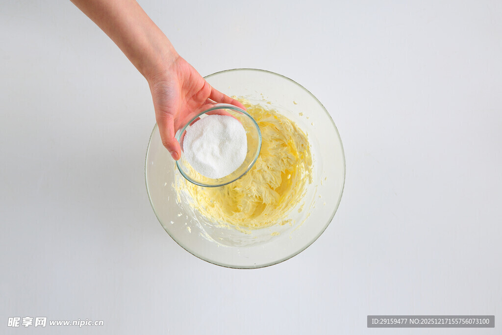 手往碗中添加白色粉末