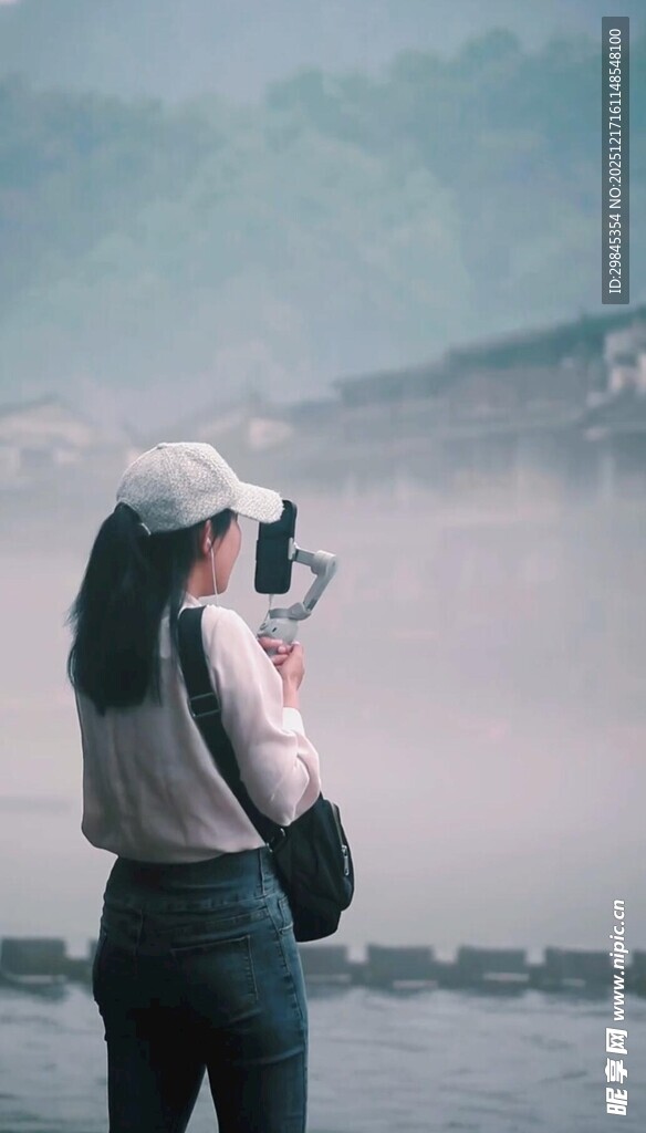 女子雨中撑伞抱熊猫玩偶
