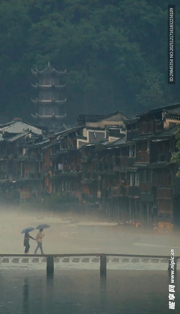 雾中江畔古村落美景