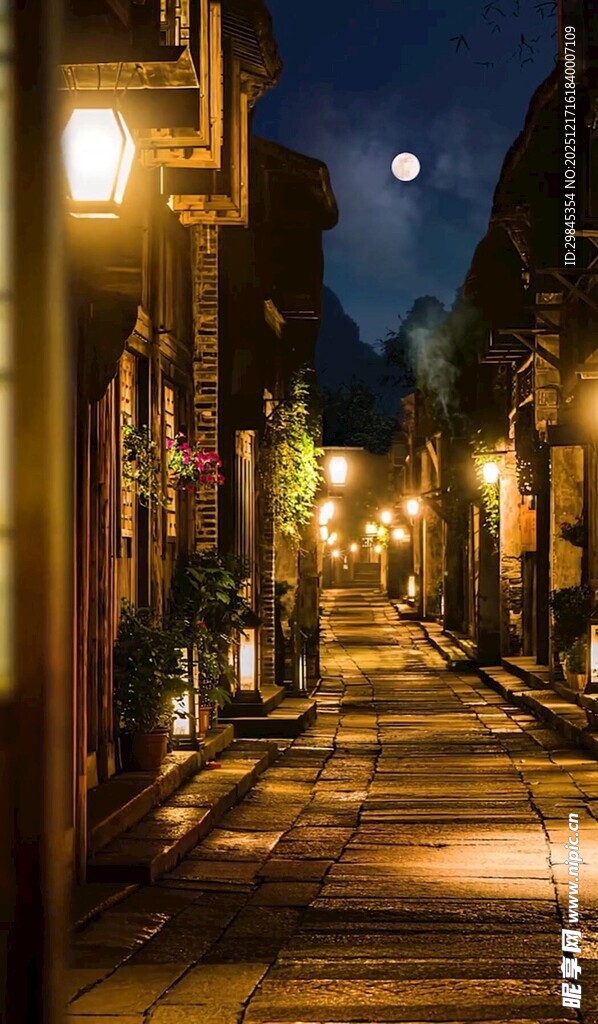 月夜下的静谧街道
