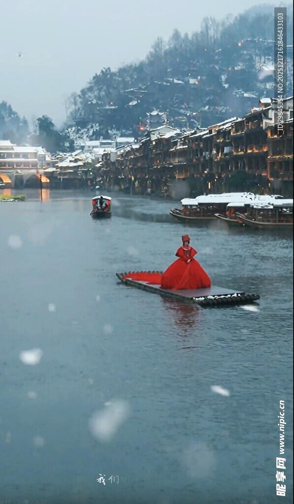 雪中孤舟泛于宁静水域