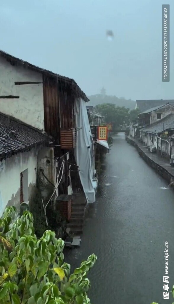 水乡老旧建筑旁的河道