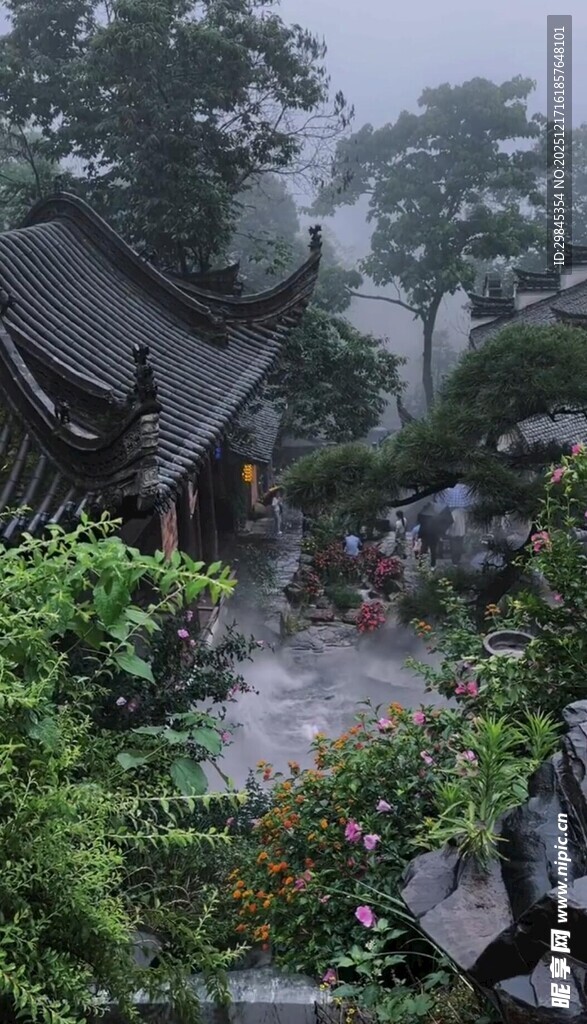烟雨朦胧中的中式园林景致