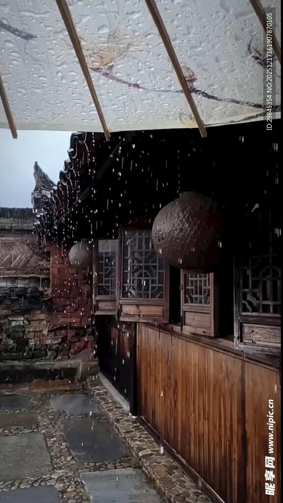 古雅屋檐下的中式庭院景致