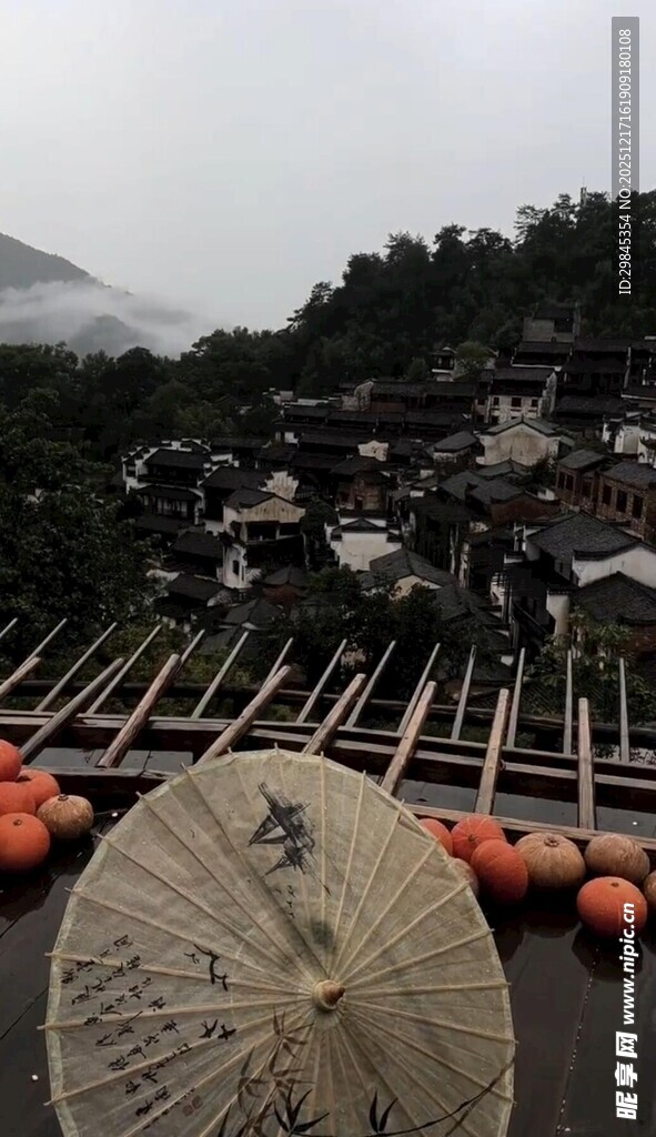 古村屋檐下的油纸伞与灯笼