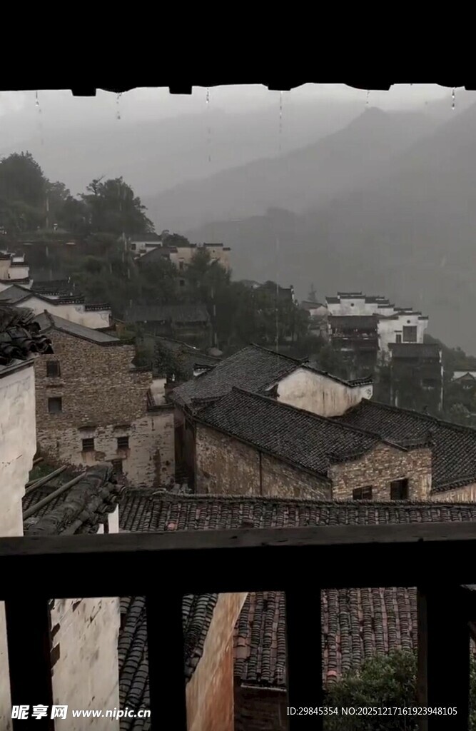 雾中古朴村落景致