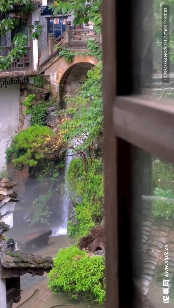 窗外中式园林景致