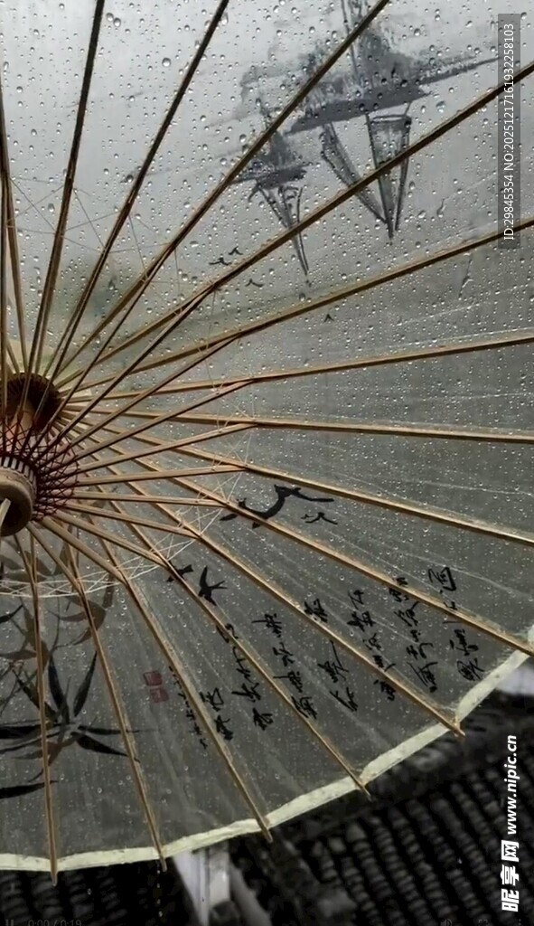 仰视视角下的传统油纸伞