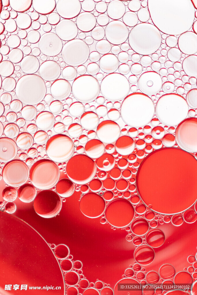 红色液体中的梦幻气泡