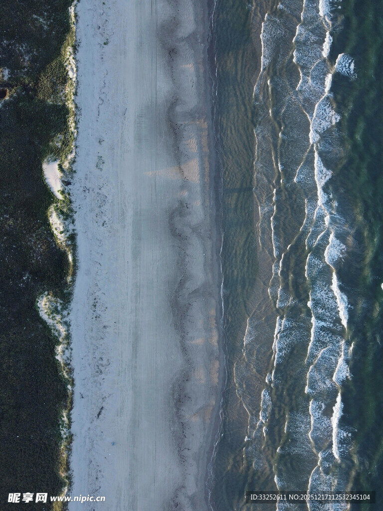俯瞰海岸边的海浪与陆地
