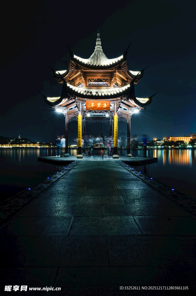 湖畔古亭夜景 璀璨迷人