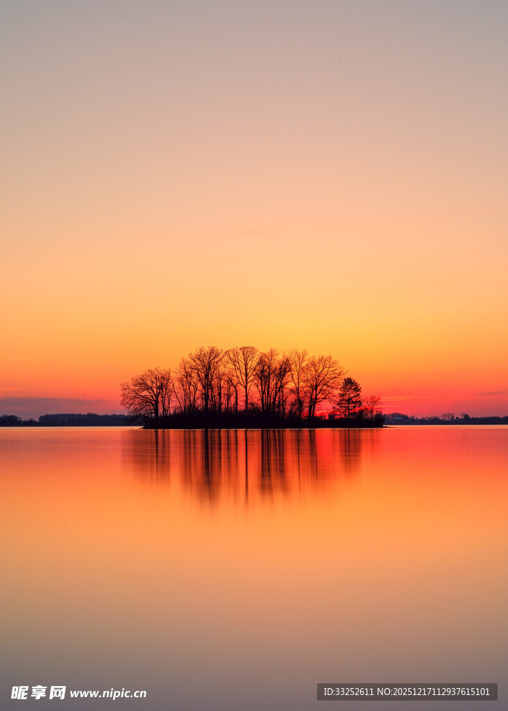 湖畔日落美景 静谧如画