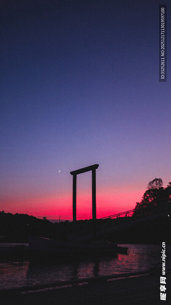 黄昏湖畔的剪影景观