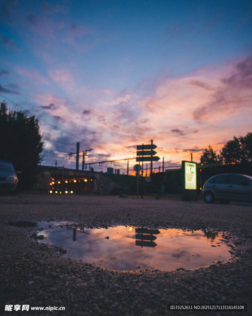 黄昏下古建与水洼的美景