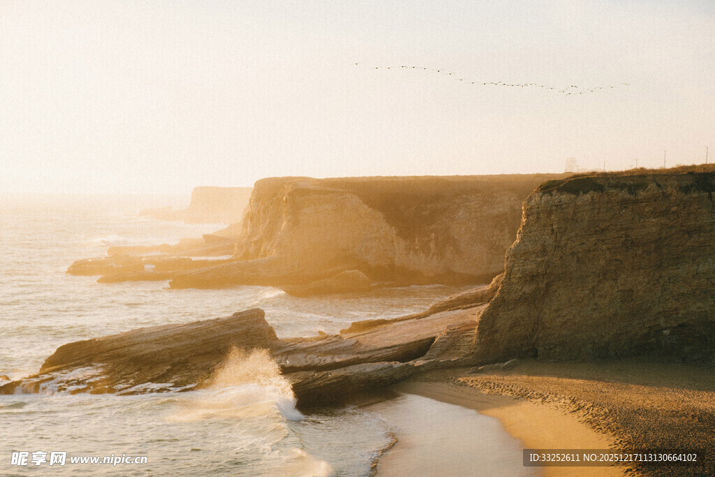 海边日落时的壮丽礁石景观