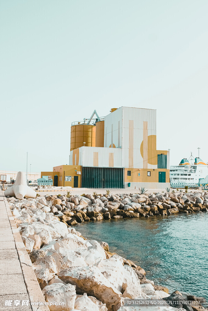 海边码头旁的黄白建筑