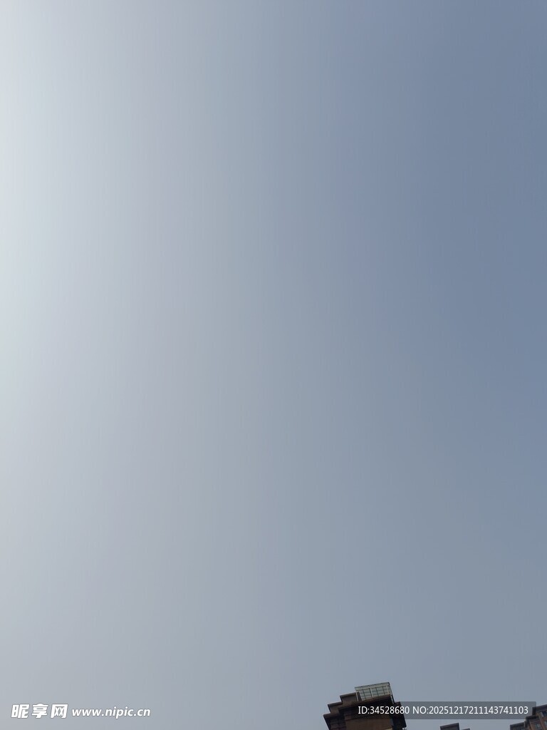 晴朗天空下的建筑顶部