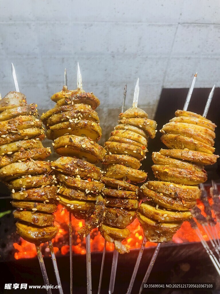 炭火烤制的美味螺旋烤面筋