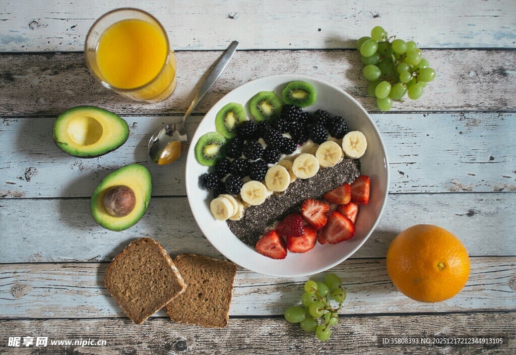 多彩水果谷物营养早餐