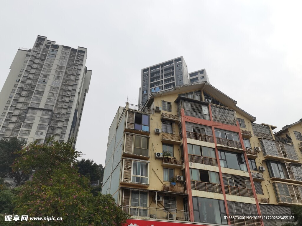 老旧居民楼与周边高楼对比