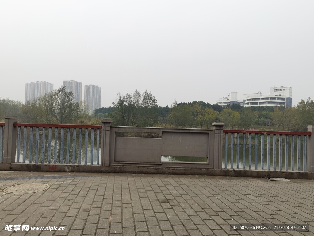 户外砖砌平台与远处建筑