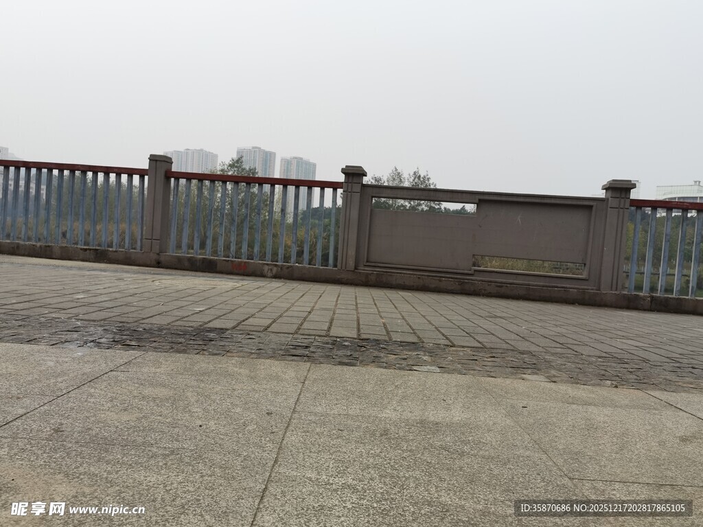 户外水泥地旁的金属围栏