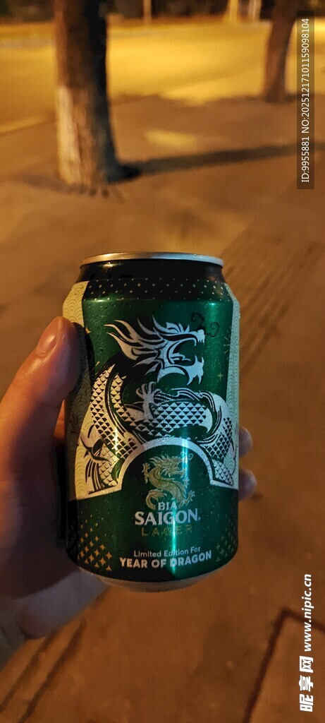 1手持特色罐装饮料