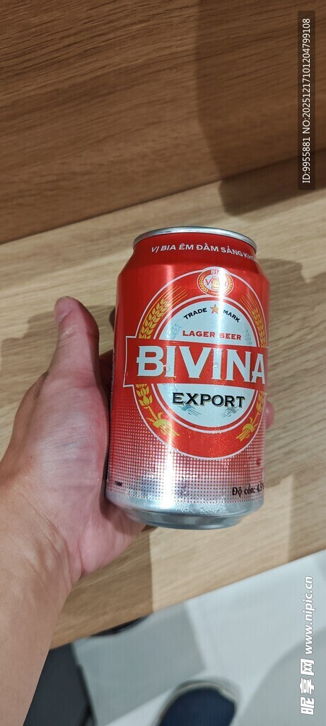 手持喜力啤酒罐特写