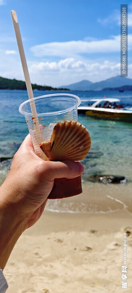 海边手持冰淇淋的惬意瞬间