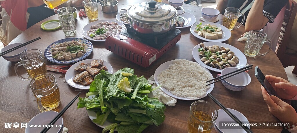 丰盛火锅聚餐场景