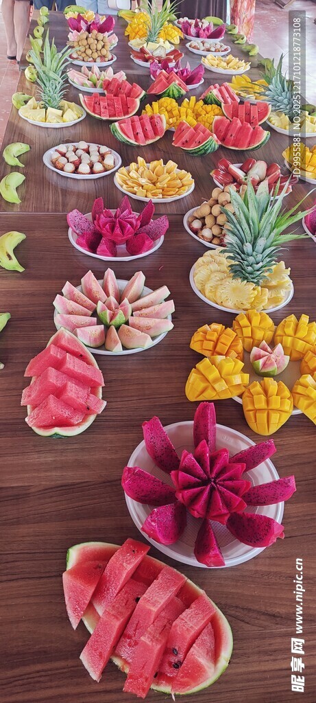 多彩水果拖鞋整齐排列