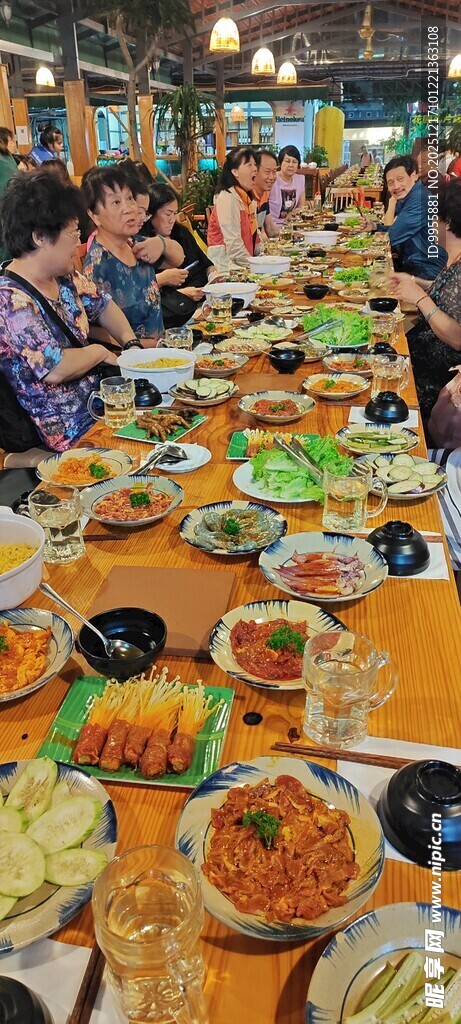 热闹聚餐场景中的丰盛美食