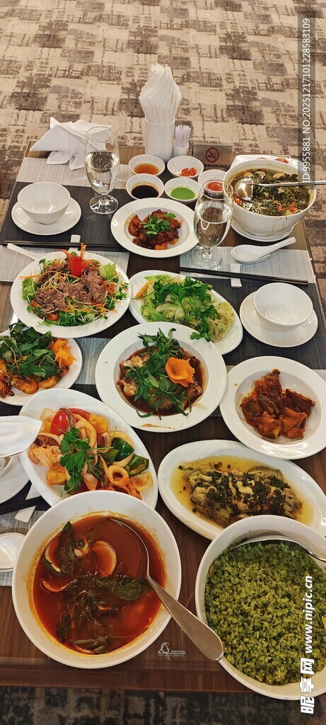 丰盛多样的中式菜肴拼盘