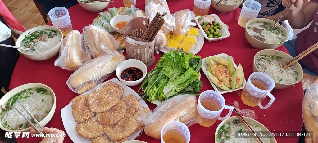 丰盛中式美食摆满餐桌