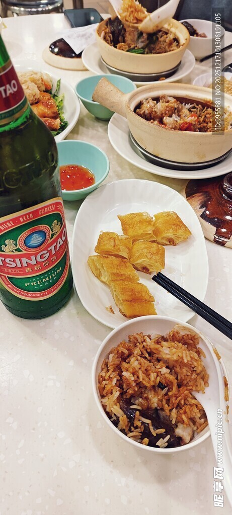 丰盛中式餐桌美食场景